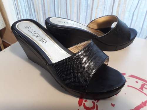 Very pretty Sandals!  (Like new)  Size:  5