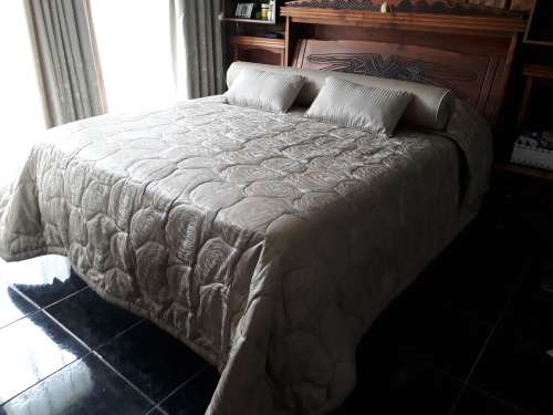 Beautiful best quality Quilt with Big Round Cussion and 2 small cussions!
