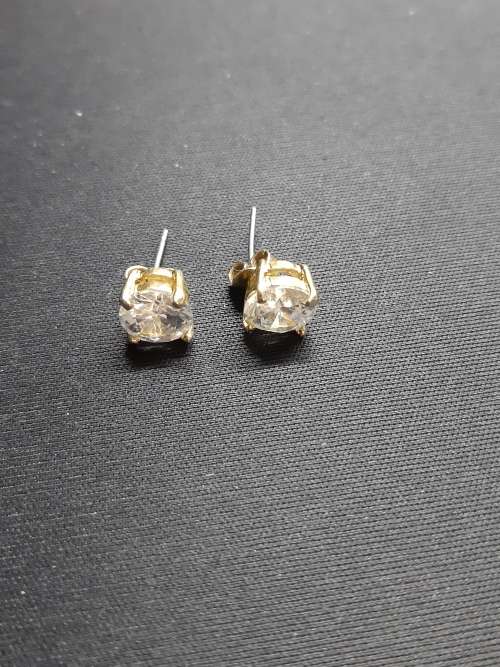 Stunning 9ct gold pair of earrings with CZ!!