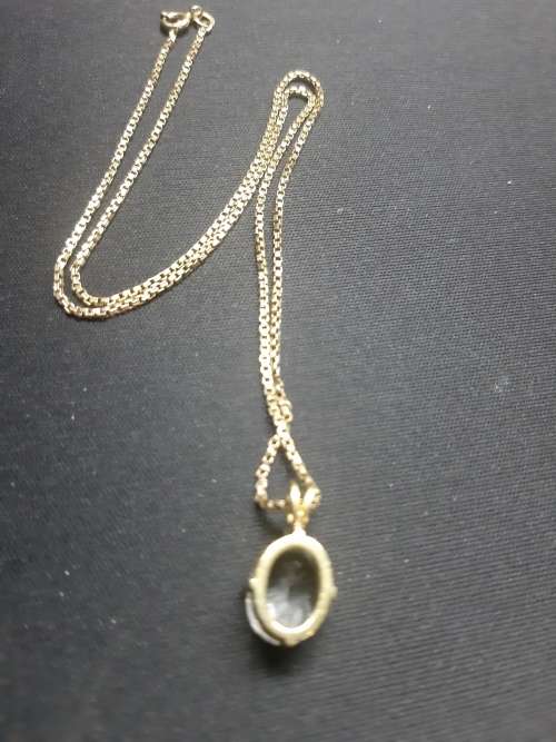 Beautiful 9ct gold chain and pendant with CZ!!