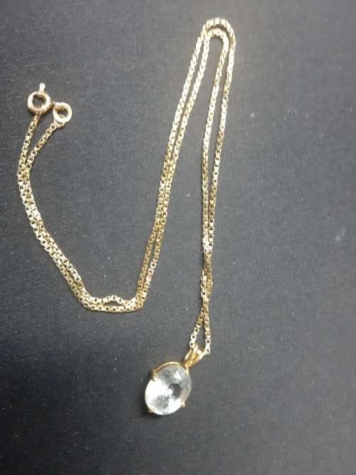 Beautiful 9ct gold chain and pendant with CZ!!