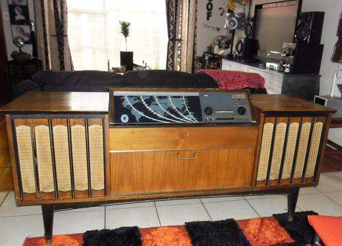 Vintage Radio/Gram in wooden cabinet (Collectors Item)