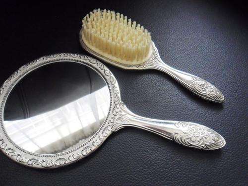 Stunning Vintage Silver Plates Comb Set!