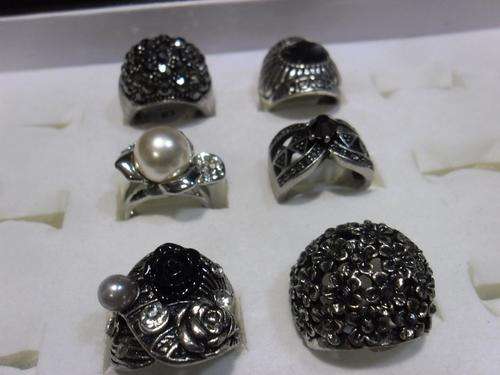 6 Stunning dress Rings!! (One bid for the lot)