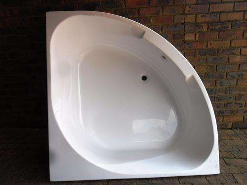 Stunning corner bath!!
