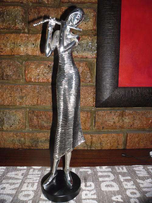 Beautiful lady figurine playing music instrument!