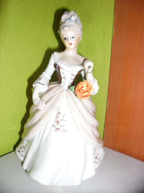 Beautiful Lady Figurine!