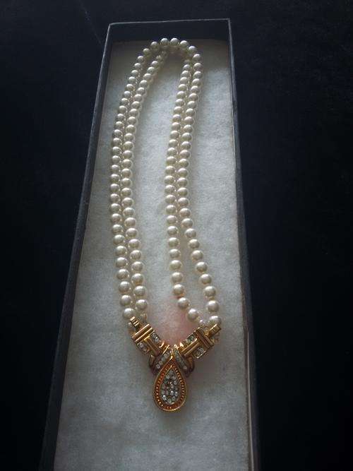 Lovely Vintage Faux Pearls with pendant!