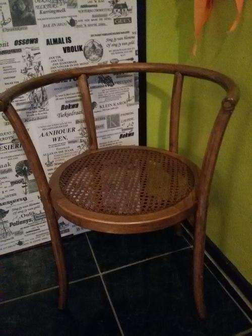 VINTAGE BENTWOOD CHAIR WITH CUSHION IN VERY GOOD CONDITION!