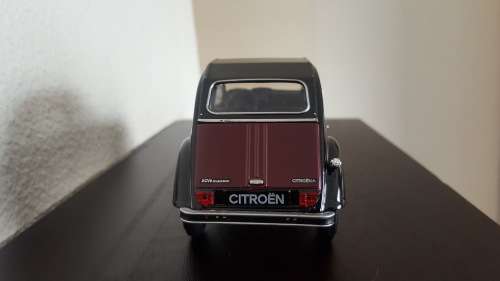 1:24 Citroen 2CV 6 Charleston - Maroon / Black