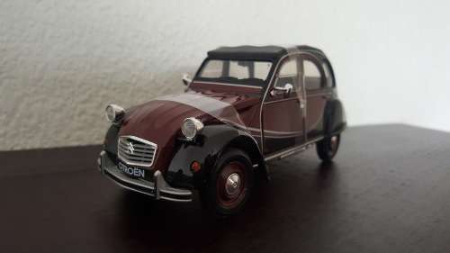 1:24 Citroen 2CV 6 Charleston - Maroon / Black