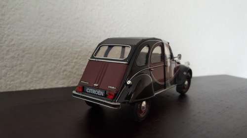 1:24 Citroen 2CV 6 Charleston - Maroon / Black