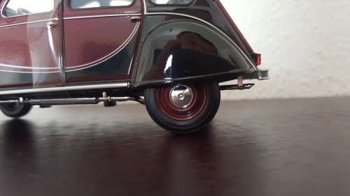 1:24 Citroen 2CV 6 Charleston - Maroon / Black