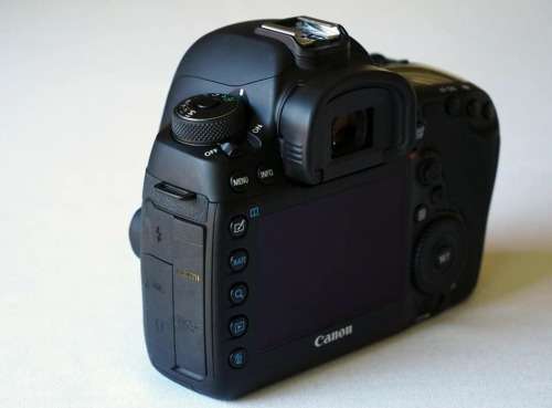 Canon 5D MARK IV DSLR BODY (LIKE NEW W/ A LOW SHUTTER COUNT) WORTH R50000.00!!!