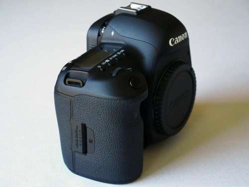 Canon 5D MARK IV DSLR BODY (LIKE NEW W/ A LOW SHUTTER COUNT) WORTH R50000.00!!!