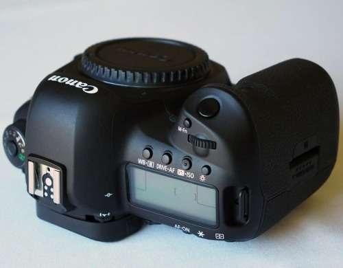 Canon 5D MARK IV DSLR BODY (LIKE NEW W/ A LOW SHUTTER COUNT) WORTH R50000.00!!!