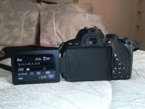Canon 700D 18mp DSLR w/ Canon 35-80mm lens (Excellent Condition)