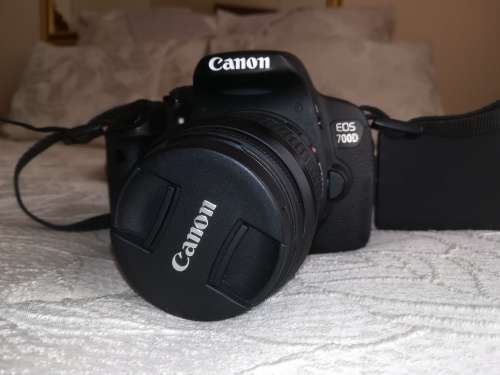 Canon 700D 18mp DSLR w/ Canon 35-80mm lens (Excellent Condition)