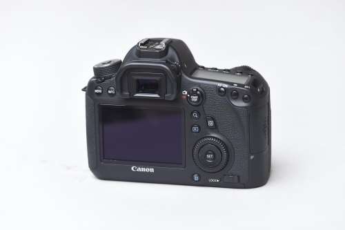 Canon 6D Full Frame Body (Immaculate Condition with a Low Shutter Count) WORTH R25000.00!!!