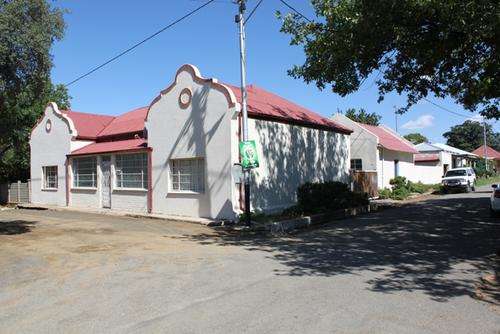 3 bedroom house with seperate batchelor's flat