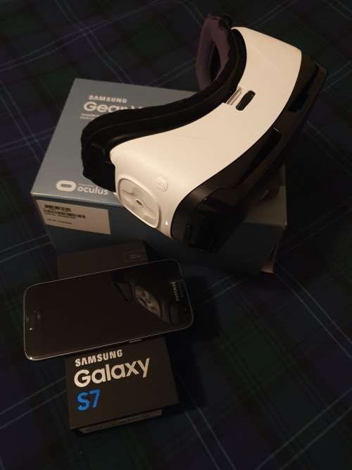 Samsung Galaxy S7 with box and all accessories. Includes VR goggles.