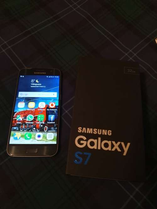 Samsung Galaxy S7 with box and all accessories. Includes VR goggles.