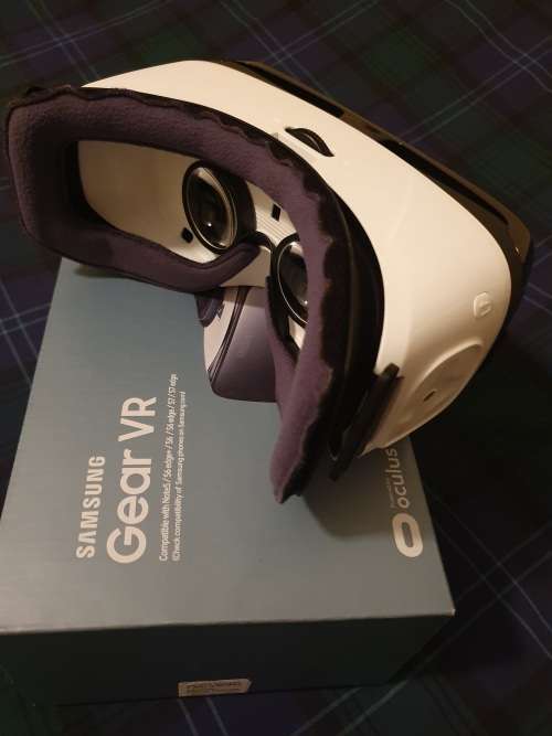 Samsung Galaxy S7 with box and all accessories. Includes VR goggles.