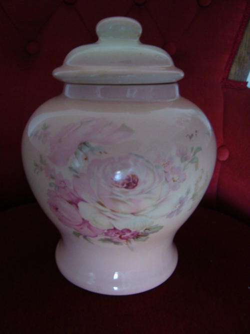 VICTORIA ROSE STAFFORDSHIRE jar with lid