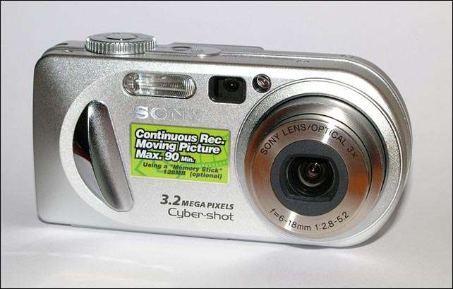 *** SONY CYBER SHOT - 3.2 MP DIGITAL CAMERA (MODEL DSC - P8) ORIGINAL SONY LEATHER BAG + MEMORY CARD
