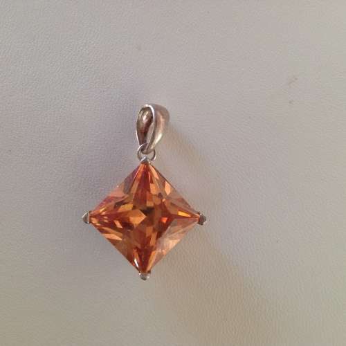 925 SILVER PENDANT WITH 10.50ct MYSTIC TOPAZ 1CM PRINCESS CUT.