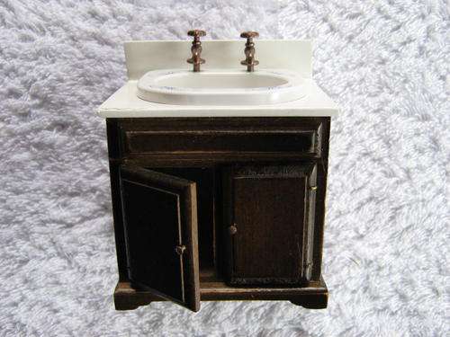 VICTORIAN WASH BASIN IN CABINET(DEL PRADO).