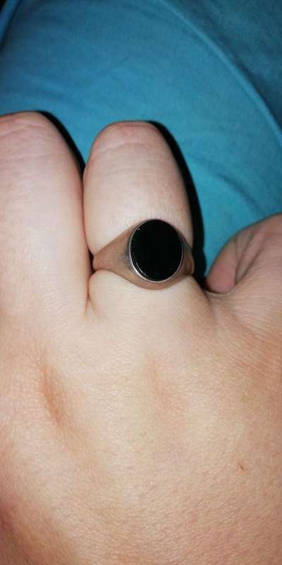 a gents onyx ring set in silver