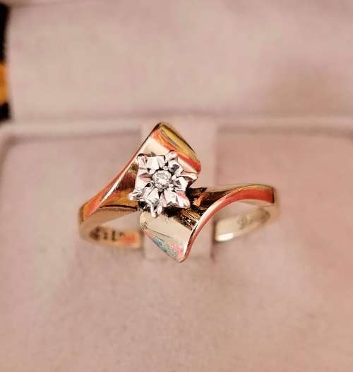 A stunning vintage 9ct diamond ring