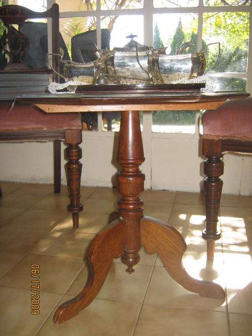 Victorian side table in Mahogany