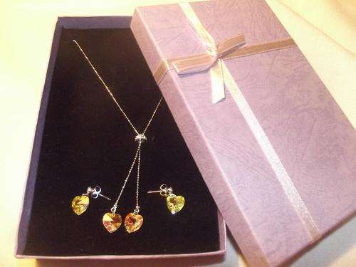 Beautiful pair of earrings and necklace - No Reserve