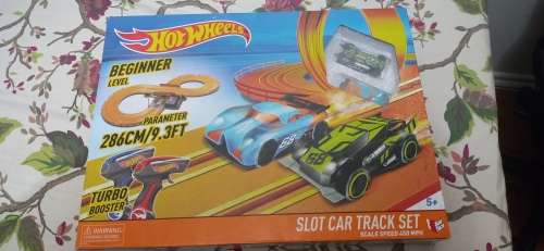 Hot Weels Slot car track set with cars - complete and working, in box!