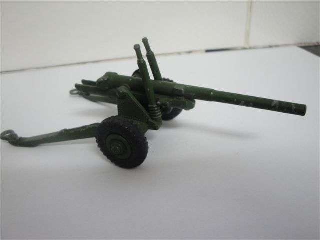 Dinky 5.5 medium gun No 692 made in England by Meccano