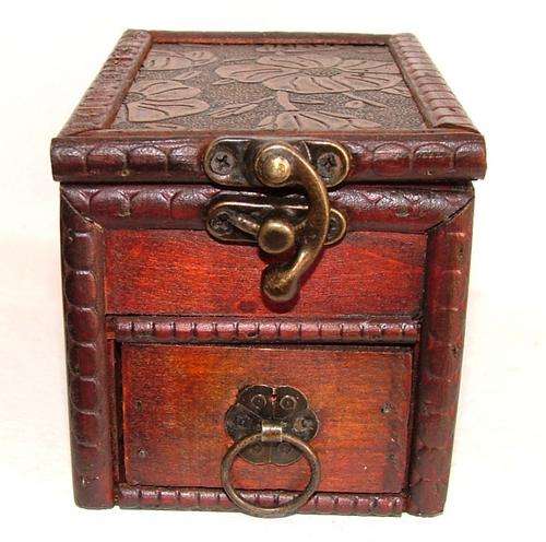 Jewellery box with mirror