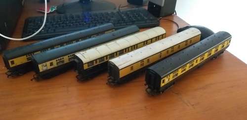 GWR Train set and 2 more coaches