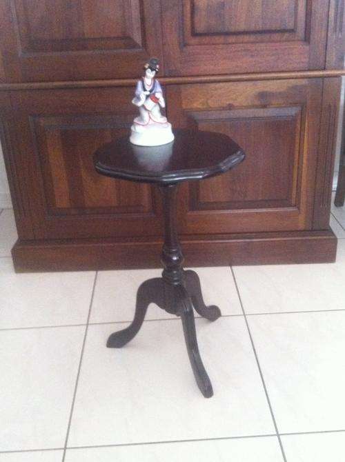 SIDE TABLE IMBUIA