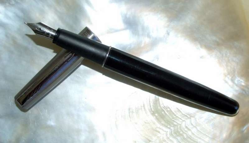 PARKER FRONTIER FOUNTAIN PEN AND PENCIL SET IN ORIGINAL CASE, WITH PAPER, UN-INKED