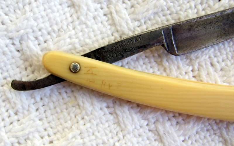 VINTAGE BISMARCK STRAIGHT RAZOR (CUT THROAT RAZOR) WITH  BOX
