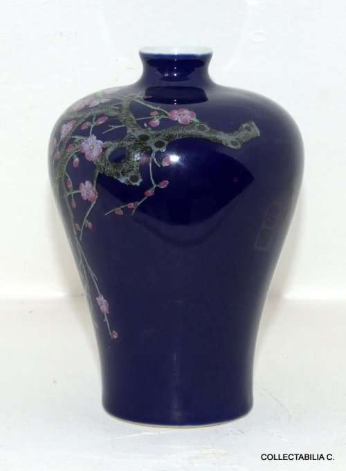 Beautiful Chinese vase with backstamp, dark blue with nature scene, as new.