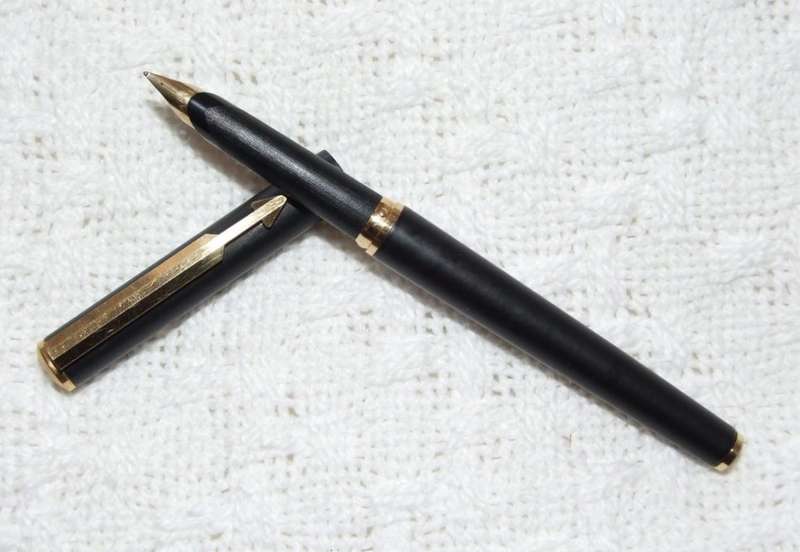 Vintage epoxy matt black with gold trim 1984 PARKER ARROW Fountain Pen in excellent condition
