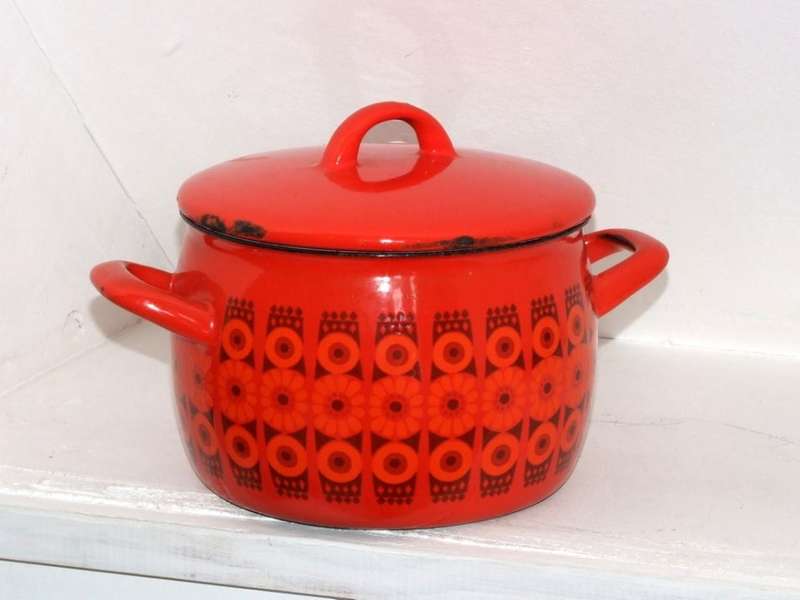 Vintage FINEL Finland Danish Modern Red Daisy Enamel pot with lid 17cms diameter by Kaj Franck