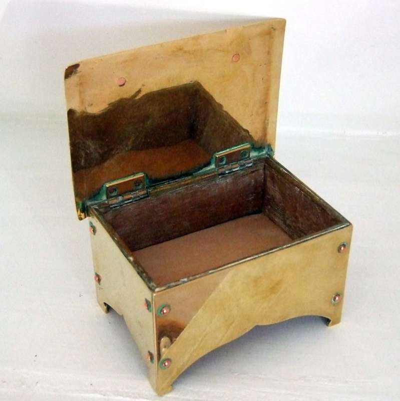 Antique ARTS & CRAFTS Brass & Copper trinket box in great condition.  140 x 100 x 75mm; 750grams