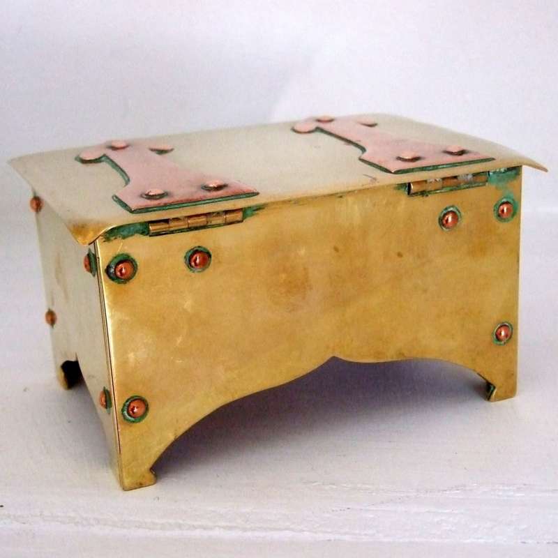 Antique ARTS & CRAFTS Brass & Copper trinket box in great condition.  140 x 100 x 75mm; 750grams