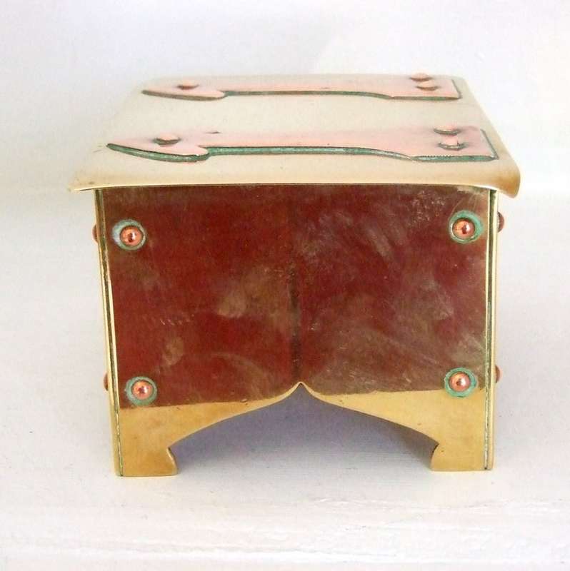 Antique ARTS & CRAFTS Brass & Copper trinket box in great condition.  140 x 100 x 75mm; 750grams