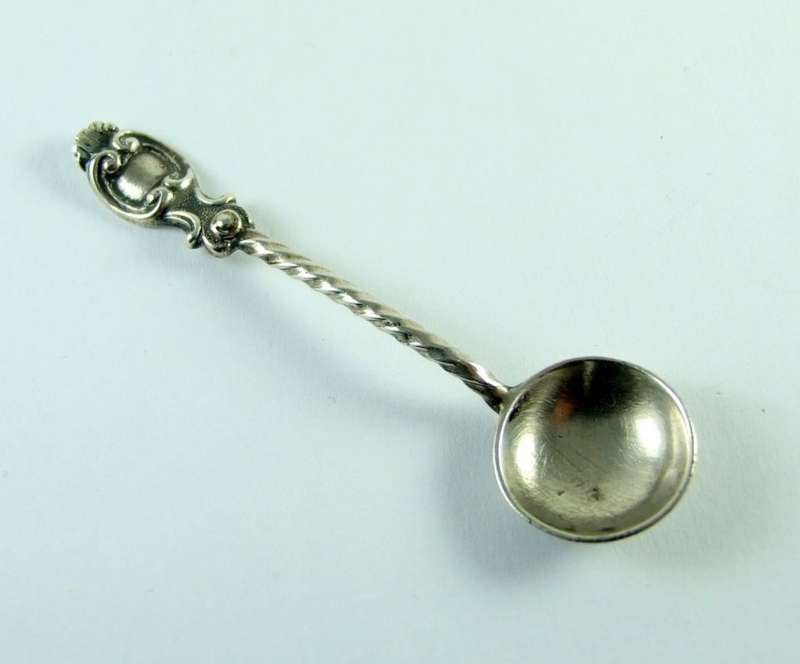 BEAUTIFUL ANTIQUE HALLMARKED SILVER SALT SPOON: LONDON 1879, 70MM, 6 GRAMS