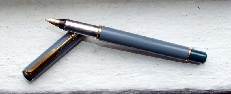 An unusual "feathered clip" gf PARKER VECTOR Fountain Pen in working condition.